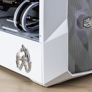 Le PC Super Saiyan (White/Grey Edition) de la gamme GEEK Family. Un PC Concept Hardware31